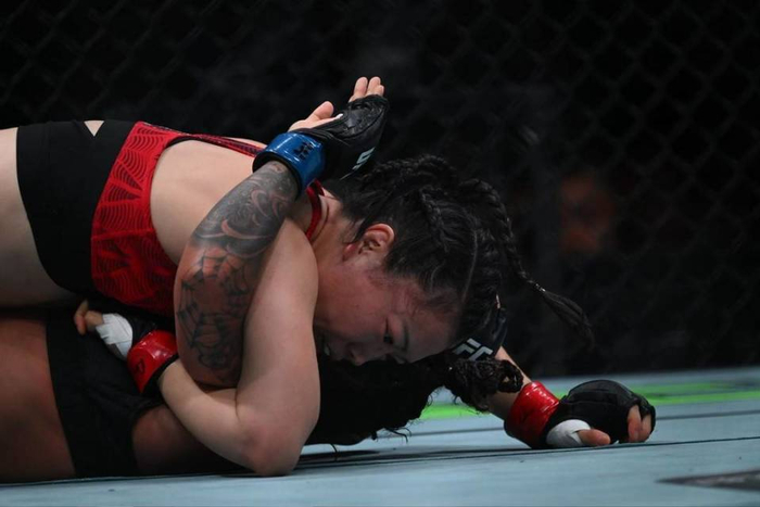 石铭对战印度首位UFC女子选手托马尔