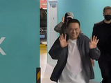 张嘉译机场偶遇孙浩，顺口喊一声：苟师！孙浩搞笑回了句：三元舅_新闻