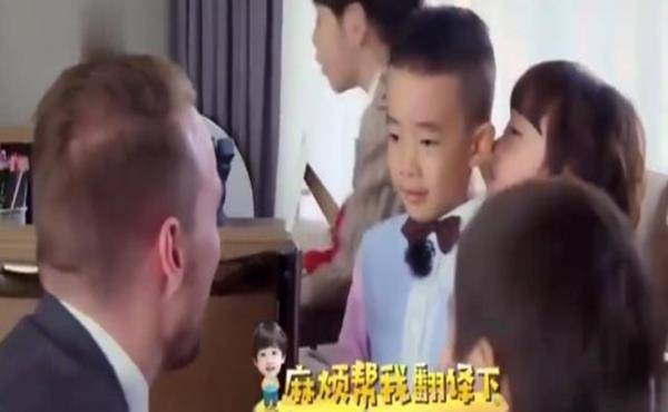 这一幕直接让观众们感叹Jasper的高情商和好英语以及他们的家庭教育方式。Jasper的语言能力绝非天生，而是源于从小的培养。所以妈妈应采儿如何让Jasper的英文和中文说的一样溜？为了给孩子一个良好的语言环境，应采儿从他两周就开始说英文。平心而论，多少人的父亲像春哥一样严厉，但是又有几个人的母亲像采儿那样，对Jasper，同时还让春哥不敢对Jasper太过，大家喜欢他们吗？
