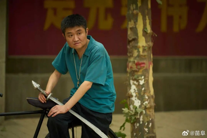 ▲为了入戏，苗阜在《主角》中学会了骑二八大杠自行车。