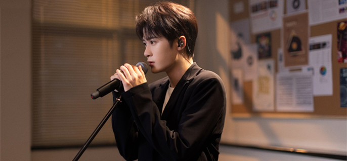 玲珑剔透给顾声发来信息，表示自己很喜欢她的作曲，但还需要修改一下，她提出二人见面来聊，顾声非常好奇她怎么会知道自己，不过，她还是答应了在医院见面的要求。顾声来到医院二楼，以为玲珑剔透是来做产检，玲珑剔透告诉顾声，自己是这个医院的产科医生，而且她还是莫青成的堂姐。玲珑剔透告诉顾声，几年前她给自己发过一个小样，她特别喜欢，只是后来因为专辑搁置，就没有再联系她，这时，莫青成打来电话，玲珑剔透让他赶紧下来，听说顾声来了，莫青成马上就赶了过来。二人在门口聊着天，顾声抬头一看，发现顾母和小姨就在不远处望向她们，这下误会大了，顾母和妹妹气势汹汹地走了过来，想质问她到底在这里做什么，顾声介绍莫青成是自己的男朋友。看到未来丈母娘脸上阴云密布，莫青成急忙解释，他是这家医院的医生，顾声到这里是跟自己的堂姐谈编曲的，堂姐是妇产科医生，所以她们约在这里见面的。文章来自：https://www.d1nf.com/detail/69639.html