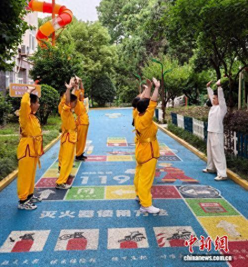 5月27日下午，江苏省扬州市儿童福利院走读儿童在武术教练指导下练习传统武术。常慕城摄