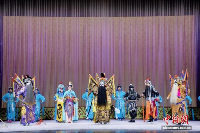 图为全本《霸王别姬》演出现场。重庆京剧院 供图