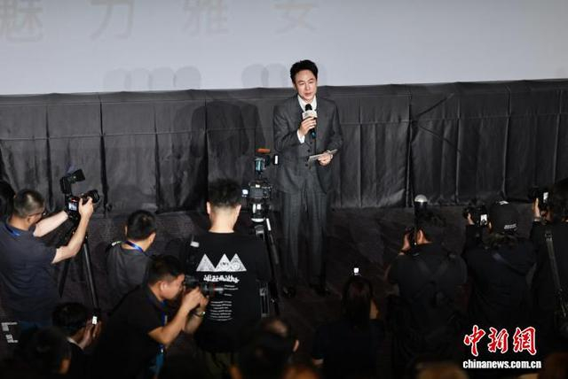 图为演员张颂文为观众推介展映的台湾电影。中新社记者 王磊 摄