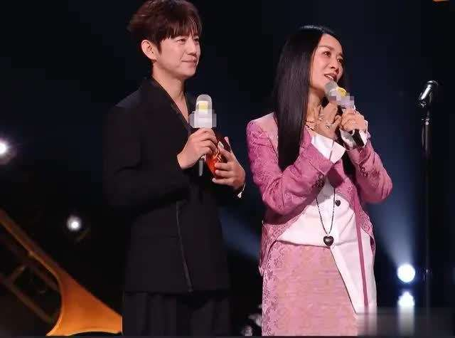 此后，无论王菲经历与谢霆锋、李亚鹏的感情波折，她始终与窦颖合作，而窦唯的母亲亦多次出现在孩子聚会中，亲情脉络未因婚姻终结而断裂。  随着窦靖童成长，她与李嫣的姐妹情深，也与父亲的次女窦家媛关系融洽，父母间的恩怨未延续到新一代。  窦靖童曾坦言，她私下会与父亲讨论音乐，交流各自观点与想法。  尽管娱乐圈的旷世奇恋已经落幕，家庭的温暖脉络却依旧延续。当窦靖童唱响《Don’t break my heart》，仿佛老树萌芽，1999年的爱情故事重新回响。比偶像剧更深刻的是，这种新生不再依赖浓烈情感，而是随时光自然生长。恩怨终将过去，新的故事，也悄然启幕。