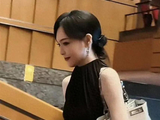 唐嫣参加女儿幼儿园艺术节，低调现身陪伴，一身黑裙温婉大气_新闻