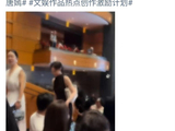 上海大剧院偶遇唐嫣！黑裙宝妈太温柔，路人打招呼全程笑脸接地气_新闻