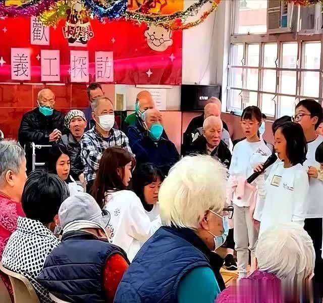  如今，12岁的Jasper已经能够流利地切换双语，数学成绩也跳级到了初中组，但他依然坚持每周为父母做一顿黑暗料理——从烧焦的吐司到半熟的意面，陈小春每次都会吃光。味道其次，心意最紧要。在谈到未来时，Jasper的眼睛亮晶晶地说：我想做科学家，也想做演员，还想开慈善机构，把老豆妈咪那份一齐做埋。从依赖父亲的抱腿娃到逐渐独立的小小导师，Jasper的成长像是一部慢镜头电影。镜头拉近，我们看到的是陈小春蹲下的身影；镜头拉远，我们看到的是父母用尊重与陪伴搭建的安全网。它告诉了所有焦虑的家长，教育并不是昂贵的补习班，也不是打卡式的贵族夏令营，而是在孩子的情绪洪水来袭时，愿不愿意先放下手机，静静地说一句：我在这儿，你慢慢讲。只要网够稳，星二代也好，普通孩子也罢，都能在人生的舞台上，跳出属于自己的那道闪耀光芒。而作为家长，我们只需在台下，留给他们掌声，同时也留给自己更多的耐心。