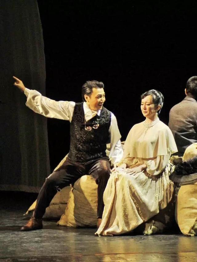 赵永斌与刘红梅出演契诃夫话剧《樱桃园》，刘红梅扮演妹妹柳鲍芙，赵永斌饰演哥哥加耶夫。赵永斌供图