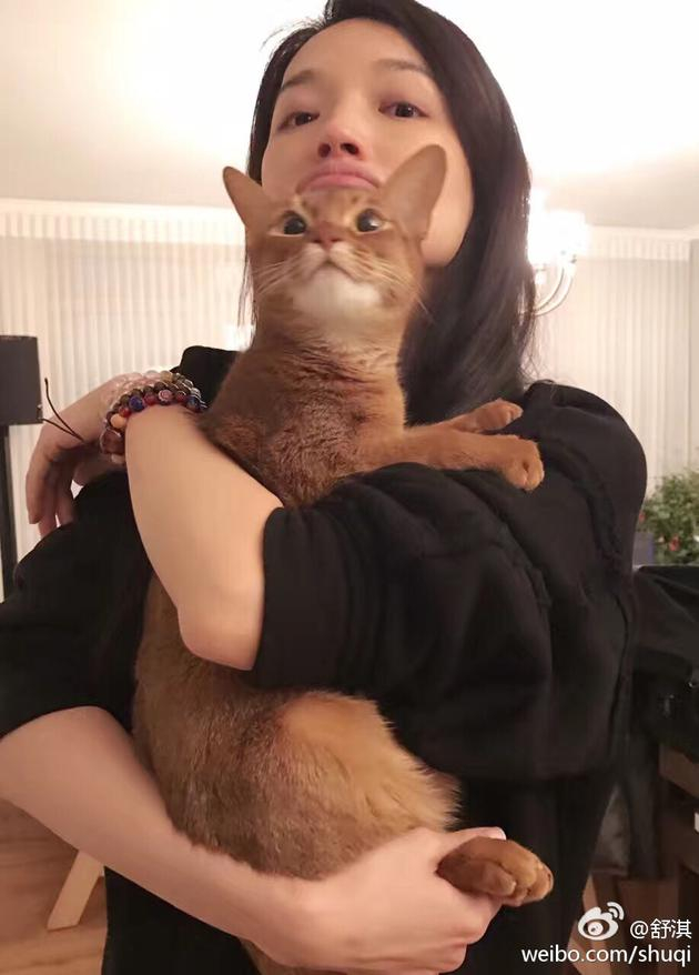 　　舒淇和爱猫比傲娇素颜嘟嘴