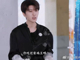 论吃窑鸡王范丞丞才是资深吃家！ 戴手套太专业了，一看私下没少吃