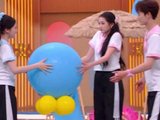 关晓彤李昀锐节目中对视甜笑