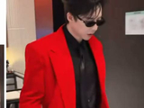 我的天 刘宇宁这一身造型夯爆了 红红火火