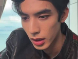 宋威龙直播回应进组，称最近在看剧本了，有一两个比较喜欢的剧本，哇期待！