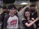 白敬亭宋轶同款穿搭现身公园健身房，此前分手传闻引热议
