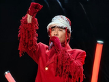 陈小春和梁咏琪对宋亚轩起队名的搞笑表现有何反应？