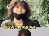 窦靖童的星二代身份对她的音乐道路和公众评价产生了哪些影响？