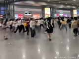 张凌赫活动取消背后：粉丝挤爆商场大门，安全责任谁承担？