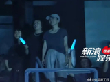 王菲在谢霆锋演唱会上展现出的状态为何让网友感叹？