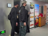王菲躲后排看谢霆锋演唱会，面露娇羞