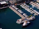 红牛海上浮岛贵宾室到达摩纳哥码头，所有F1车队中唯一拥有该类设施的车队