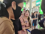 女代签遭粉丝质问后拒绝签名