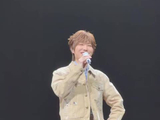 徐良苏州演唱会现场为粉丝随份子