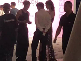 王嘉尔赴法参加何猷君奚梦瑶婚礼，曾见证两人求婚