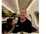 摩根社媒晒喝香槟照片：我们仍是英超冠军，我爱阿森纳所有人