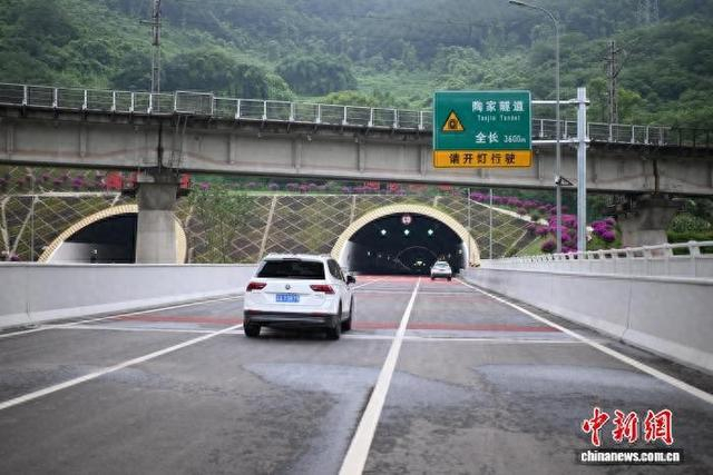 图为车辆正在驶入陶家隧道。张旭 摄