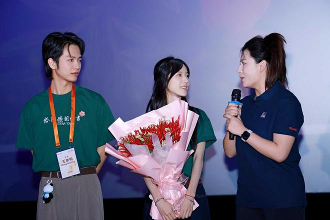 《给阿嬷的情书》雅安路演,主演李思潼:谢南枝的一切选择都遵从内心|蓝鸿春|四川|王彦桐|花束|辣椒_新浪娱乐_新浪新闻