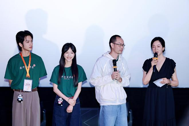 《给阿嬷的情书》雅安路演,主演李思潼:谢南枝的一切选择都遵从内心|蓝鸿春|四川|王彦桐|花束|辣椒_新浪娱乐_新浪新闻