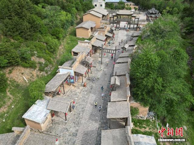 赛事期间，雁门关景区对全体参赛选手实行免门票政策，有效带动参赛选手及随行人员观光游览、休闲消费。杨昊泽 摄