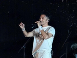 王菲俞飞鸿现身谢霆锋演唱会,穿情侣装像小女孩躲后面,一脸崇拜