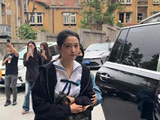 关晓彤亮相活动，神态疲惫卖萌惹热议