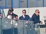 方媛现身沙田马场！3胎后陪郭富城赛马，教两个女儿比耶拍照