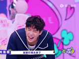 王安宇回应粉丝表白称没缺点，互动紧张递错礼物