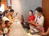 月亮姐姐任TVCC六一导游，带儿童参观文创展