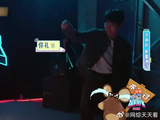 彭昱畅变“彭大胆”，竟拿起玩具鼠玩起来，厉害了！