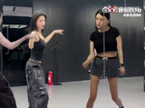从完全摸不清律动到动作行云流水，唐艺昕孙怡她们这段练习室我循环看好几遍