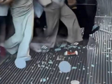 张凌赫南宁活动玻璃被挤碎，全额补偿粉丝