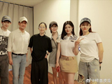 除霍汶希外，梓渝在谢霆锋演唱会后台还与哪些知名艺人进行了互动？