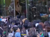 媒体评张凌赫活动粉丝挤爆钢化玻璃
