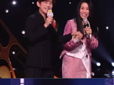 谢娜齐思钧学何炅那英牵手上台，栀子花Vs菠萝菠萝蜜， 歌手乘风双赢！