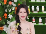 杨紫今日直播营业生图，好精致的妆造，来浅评下这状态
