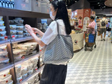 60岁朱丽倩超市购物被偶遇！天王刘德华妻子为何能如此朴素？