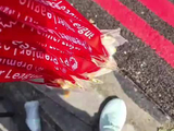 利物浦球迷游行中向阿森纳球迷出售英超冠军奖牌