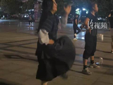 龚琳娜现身洛阳街头跳广场舞