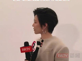 刘雨昕受访麦克风突然掉落反应超可爱