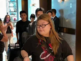 张颂文亮相两岸电影展雅安活动，单手插兜气场十足